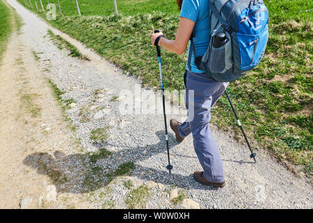 Un female hiker profitez de la météo à la montagne Auerberg dans Stötten a. A. Dufour, Allgäu, Allemagne, le 22 avril 2019. © Peter Schatz / Alamy Stock Phot Banque D'Images