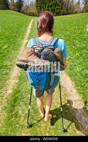 Un female hiker profitez de la météo à la montagne Auerberg dans Stötten a. A. Dufour, Allgäu, Allemagne, le 22 avril 2019. © Peter Schatz / Alamy Stock Phot Banque D'Images