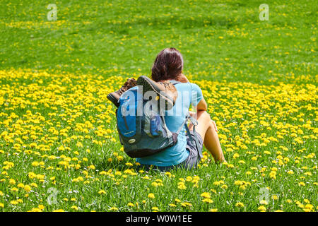 Un female hiker profitez de la météo à la montagne Auerberg dans Stötten a. A. Dufour, Allgäu, Allemagne, le 22 avril 2019. © Peter Schatz / Alamy Stock Phot Banque D'Images