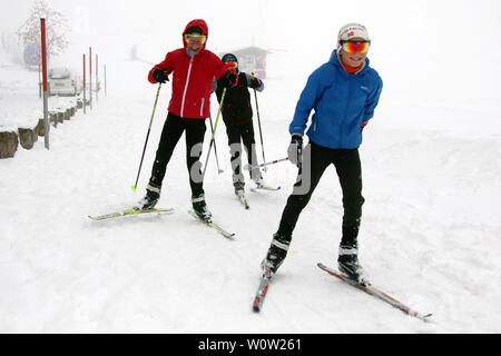 Auf dem 1,493 mètres hoch gelegenen Feldberg (Landkreis Breisgau-Hochschwarzwald) waren am Sonntag die ersten Skilanglauflaeufer frisch im Schnee gefallenen unterwegs. Erste Winterimpressionen aus dem Hochschwarzwald. Dans den Hochlagen des Schwarzwaldes hielt am Wochenende (Sonntag) der Winter Einzug. Während die von der Autofahrer Pracht ueberrascht weißer bär und hatten die Kinder und Wintersportler im ersten Schnee ihren Spass. Fuer eine Schneeballschlacht reichte der Neuschnee allemal. Banque D'Images