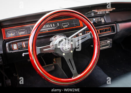 PAAREN IM GLIEN, ALLEMAGNE - le 19 mai 2018 : Cabine de voiture de taille moyenne Dodge Coronet 500, 1968. L'accent sur planche de bord. Die Oldtimer Show 2018. Banque D'Images