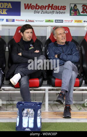 Sportlicher Leiter / Vorstand Jochen Sport Saier (Freiburg) und Trainer Christian Streich (Freiburg), vor dem Spiel der 1. BL : 18-19 : 11. Sptg. - SC Freiburg vs FSV Mainz 05 DFL RÈGLEMENT INTERDIT TOUTE UTILISATION DES PHOTOGRAPHIES COMME DES SÉQUENCES D'IMAGES ET/OU QUASI-VIDÉO Foto : Joachim Hahne/johapress Banque D'Images