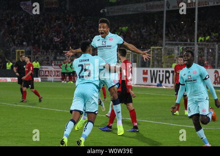 Torschuetze Onisiwo Torschütze,,, Karim (FSV Mainz 05) , 1. BL : 18-19 : 11. Sptg. - SC Freiburg vs FSV Mainz 05 DFL RÈGLEMENT INTERDIT TOUTE UTILISATION DES PHOTOGRAPHIES COMME DES SÉQUENCES D'IMAGES ET/OU QUASI-VIDÉO Foto : Joachim Hahne/johapress Banque D'Images