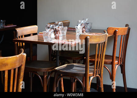 Restaurant en bois brun tables et chaises pour journée ensoleillée Banque D'Images