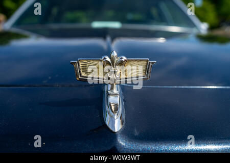 PAAREN IM GLIEN, ALLEMAGNE - le 19 mai 2018 : l'enjoliveur de capot d'une voiture pleine grandeur Chevrolet Caprice Classic, 1982. Die Oldtimer Show 2018. Banque D'Images