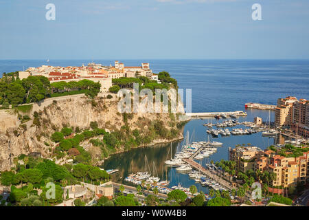 MONTE CARLO, MONACO - le 20 août 2016 : Vue aérienne de la ville de Monte Carlo dans un beau jour d'été, ciel bleu clair à Monte Carlo, Monaco. Banque D'Images