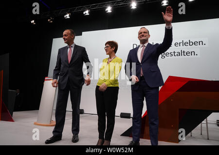 Annegret Kramp-Karrenbauer gemeinsam mit Friedrich Merz und Jens Spahn auf der bei der CDU Regionalkonferenz Buehne am 28.11.2018 in der Messe Duesseldorf - Annegret Kramp-Karrenbauer avec Friedrich Merz et Jens Spahn sur la scène au cours de la conférence régionale du parti allemand CDU Banque D'Images