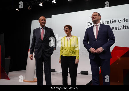 Annegret Kramp-Karrenbauer gemeinsam mit Friedrich Merz und Jens Spahn auf der bei der CDU Regionalkonferenz Buehne am 28.11.2018 in der Messe Duesseldorf - Annegret Kramp-Karrenbauer avec Friedrich Merz et Jens Spahn sur la scène au cours de la conférence régionale du parti allemand CDU Banque D'Images