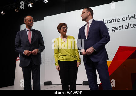 Annegret Kramp-Karrenbauer gemeinsam mit Friedrich Merz und Jens Spahn auf der bei der CDU Regionalkonferenz Buehne am 28.11.2018 in der Messe Duesseldorf - Annegret Kramp-Karrenbauer avec Friedrich Merz et Jens Spahn sur la scène au cours de la conférence régionale du parti allemand CDU Banque D'Images