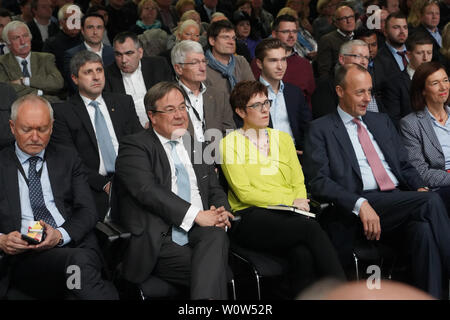 Annegret Kramp-Karrenbauer gemeinsam mit Friedrich Merz und Armin Laschet Fragerunde bei der Mitglieder der bei der CDU Regionalkonferenz am 28.11.2018 in der Messe Duesseldorf Banque D'Images