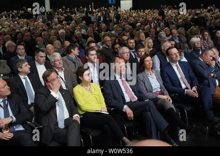 Annegret Kramp-Karrenbauer gemeinsam mit Friedrich Merz und Armin Laschet Fragerunde bei der Mitglieder der bei der CDU Regionalkonferenz am 28.11.2018 in der Messe Duesseldorf Banque D'Images