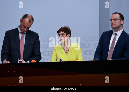 Annegret Kramp-Karrenbauer gemeinsam mit Friedrich Merz und Jens Spahn Fragerunde bei der Mitglieder der bei der CDU Regionalkonferenz am 28.11.2018 in der Messe Duesseldorf - Annegret Kramp-Karrenbauer avec Friedrich Merz et Jens Spahn sur la scène au cours de la séance de questions et réponses lors de la conférence régionale du parti allemand CDU Banque D'Images