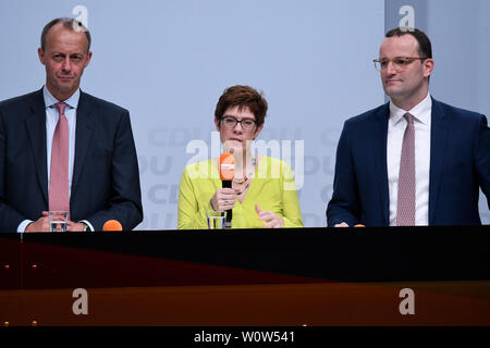 Annegret Kramp-Karrenbauer gemeinsam mit Friedrich Merz und Jens Spahn Fragerunde bei der Mitglieder der bei der CDU Regionalkonferenz am 28.11.2018 in der Messe Duesseldorf - Annegret Kramp-Karrenbauer avec Friedrich Merz et Jens Spahn sur la scène au cours de la séance de questions et réponses lors de la conférence régionale du parti allemand CDU Banque D'Images