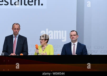 Annegret Kramp-Karrenbauer gemeinsam mit Friedrich Merz und Jens Spahn Fragerunde bei der Mitglieder der bei der CDU Regionalkonferenz am 28.11.2018 in der Messe Duesseldorf - Annegret Kramp-Karrenbauer avec Friedrich Merz et Jens Spahn sur la scène au cours de la séance de questions et réponses lors de la conférence régionale du parti allemand CDU Banque D'Images