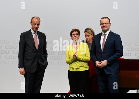 Annegret Kramp-Karrenbauer gemeinsam mit Friedrich Merz und Jens Spahn auf der bei der CDU Regionalkonferenz Buehne am 28.11.2018 in der Messe Duesseldorf - Annegret Kramp-Karrenbauer avec Friedrich Merz et Jens Spahn sur la scène au cours de la conférence régionale du parti allemand CDU Banque D'Images