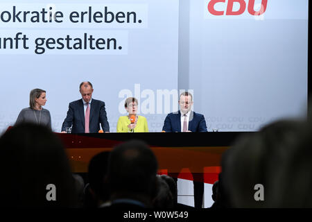 Annegret Kramp-Karrenbauer gemeinsam mit Friedrich Merz und Jens Spahn Fragerunde bei der Mitglieder der bei der CDU Regionalkonferenz am 28.11.2018 in der Messe Duesseldorf - Annegret Kramp-Karrenbauer avec Friedrich Merz et Jens Spahn sur la scène au cours de la séance de questions et réponses lors de la conférence régionale du parti allemand CDU Banque D'Images