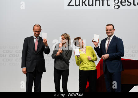 Annegret Kramp-Karrenbauer gemeinsam mit Friedrich Merz und Jens Spahn auf der bei der CDU Regionalkonferenz Buehne am 28.11.2018 in der Messe Duesseldorf - Annegret Kramp-Karrenbauer avec Friedrich Merz et Jens Spahn sur la scène au cours de la conférence régionale du parti allemand CDU Banque D'Images