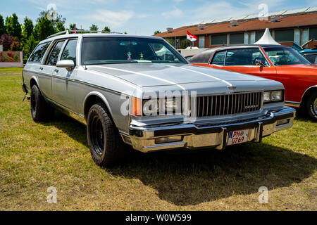PAAREN IM GLIEN, ALLEMAGNE - le 19 mai 2018 : berline Chevrolet Caprice wagon, 1982. Die Oldtimer Show 2018. Banque D'Images