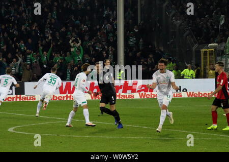 Veljkovic Milos (Werder Brême) Torwart Jiri Werder Brême (Pavlenka bejubeln) den späten Bremer Ausgleich. 1. BL : 18-19 : 12. Sptg. - SC Freiburg vs Werder Brême DFL RÈGLEMENT INTERDIT TOUTE UTILISATION DES PHOTOGRAPHIES COMME DES SÉQUENCES D'IMAGES ET/OU QUASI-VIDÉO Foto : Joachim Hahne/johapress Banque D'Images