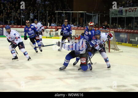 Umkämpfte Partie : v.li. Ville Korhonen (Schwenningen), Kyle Sonnenburg (Schwenningen), Ren Smith, 22. Sptg. DEL 18-19 : SERC Wildwings vs. Adler Mannheim Banque D'Images