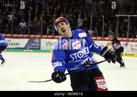 Torschuetze Torschütze, Simon Danner (Schwenningen) bejubelt sein Tor zum 2:0, 22. Sptg. DEL 18-19 : SERC Wildwings vs. Adler Mannheim Banque D'Images