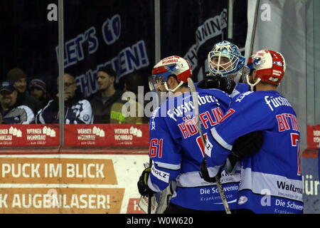 Wussten sie bei wem, ich sie zu bedanken hatten : Mirko Hoefflin (Schwenningen) und Dominik Bittner (Schwenningen) mit Matchwinner Torwart, Dustin Strahlmeier (Schwenningen) 22. Sptg. DEL 18-19 : SERC Wildwings vs. Adler Mannheim Banque D'Images