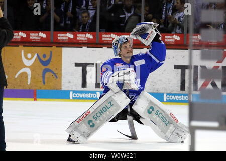 Stiller Genießer nach dem Shot out : Dustin Strahlmeier (Schwenningen), 22. Sptg. DEL 18-19 : SERC Wildwings vs. Adler Mannheim Banque D'Images