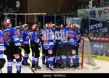 Der Wildwings Kollektiver Jubel nach dem 4:0 Derbysieg gegen die Adler Mannheim, 22. Sptg. DEL 18-19 : SERC Wildwings vs. Adler Mannheim Banque D'Images