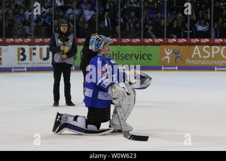 Wurde von den Fans nach dem Ersten Shot out gefeiert : Dustin Strahlmeier (Schwenningen), 22. Sptg. DEL 18-19 : SERC Wildwings vs. Adler Mannheim Banque D'Images