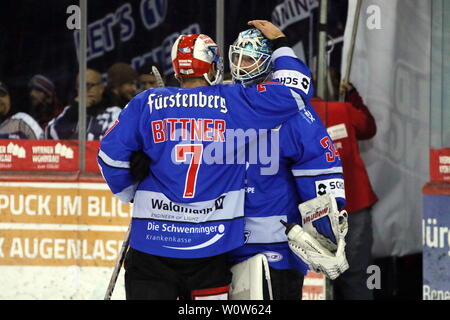 Dominik Bittner (Schwenningen) gratuliert Dustin Strahlmeier (Schwenningen) zum Shot out, 22. Sptg. DEL 18-19 : SERC Wildwings vs. Adler Mannheim Banque D'Images