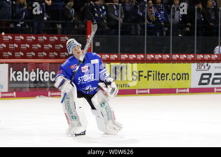 NAch dem Shot Out von den Fans gefeiert : Dustin Strahlmeier (Schwenningen), 22. Sptg. DEL 18-19 : SERC Wildwings vs. Adler Mannheim Banque D'Images