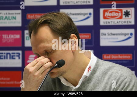 Formateur : Geknickt Pavel Gross (Adler Mannheim) bei der Pressekonferenz, PK, 22. Sptg. DEL 18-19 : SERC Wildwings vs. Adler Mannheim Banque D'Images