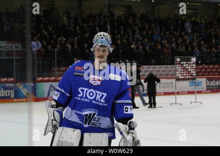 Erster Shot out der Saison : # Dustin Strahlmeier (Schwenningen), 22. Sptg. DEL 18-19 : SERC Wildwings vs. Adler Mannheim Banque D'Images