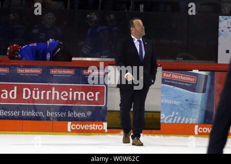 Cheftrainer Paul Thompson (Schwenningen) auf dem Weg in die Kabine, 22. Sptg. DEL 18-19 : SERC Wildwings vs. Adler Mannheim Banque D'Images