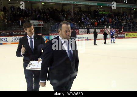 Cheftrainer Paul Thompson (Schwenningen) mit Co-Trainer Vaekiparta Petteri (Schwenningen), 22. Sptg. DEL 18-19 : SERC Wildwings vs. Adler Mannheim Banque D'Images