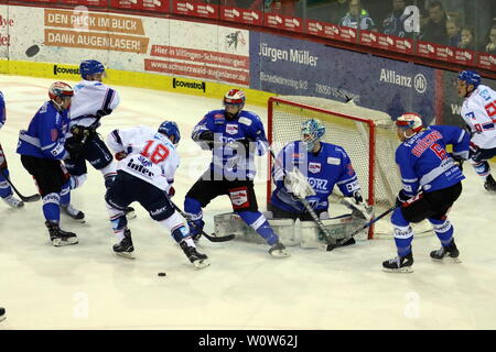 Einfach dicht : Dustin Torwart Strahlmeier (Schwenningen) gegen die gelang Adler Mannheim beim 4:0 Der erste Shot Out, 22. Sptg. DEL 18-19 : SERC Wildwings vs. Adler Mannheim Banque D'Images