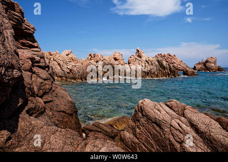 Red Rock formation à une plage à Costa Paradiso, Sardaigne (Italie) avec mer vert émeraude et turquoise Banque D'Images