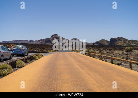 TENERIFE, Canaries, Espagne - JUILLET 23 ; 2018 : la route asphaltée à travers des champs de lave de la caldera de Las Canadas du volcan Teide. Banque D'Images