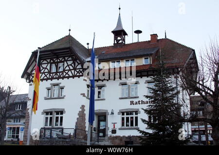 Das Rathaus der Gemeinde im Schwarzwald Feldberg. Die Kommune mit dem gleichnamigen 1,493 mètres hoch gelegenen höchsten Skigebiet Deutschlands wählt am Sonntag, 13. Januar 2019 einen neuen Bürgermeister. Insgesamt fünf de candidats haben für die Nachfolge des am 29. Septembre 2018 Amtsinhaber verstorbenen Stefan Wirbser beworben. Banque D'Images