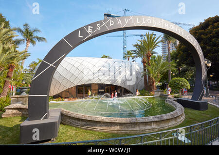 MONTE CARLO, MONACO - le 19 août 2016 : Pavillons Monte Carlo shopping area sign avec les gens dans un jour d'été ensoleillé à Monte Carlo, Monaco. Banque D'Images