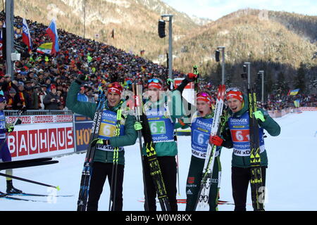 Der Jubel DSV-Skijäger über zwei Platz : v.li. Arnd Peiffer (Clausthal-Zellerfeld), Johannes Kühn (WSV Reit im Winkl), Benedikt Doll (SZ Breitnau), Roman Rees (SV Schauinsland) nach dem Staffelrennen Biathlon IBU der Herren Weltcup à Ruhpolding 2019 Banque D'Images
