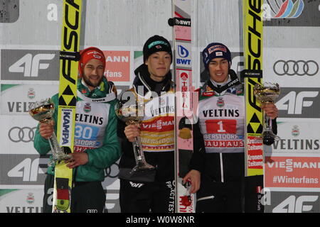 Siegertypen : v.li. Markus Eisenbichler TSV (Siegsdorf), Ryoyu Kobayashi (Japon /JAP), Stefan Kraft (Österreich / AUT) bei der zum Auftaktspringen Vierschanzentournee Siegerehrung 18-19 Oberstdorf Banque D'Images