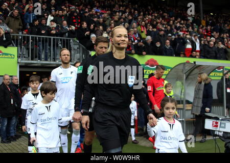 Schiedsrichterin / Refferee, Bibiana Steinhaus (Langenhagen) Einlaufkindern mit beim Spiel der 1. BL : 18-19 : 19. Sptg. - SC Freiburg vs TSG 1899 Hoffenheim DFL RÈGLEMENT INTERDIT TOUTE UTILISATION DES PHOTOGRAPHIES COMME DES SÉQUENCES D'IMAGES ET/OU QUASI-VIDÉO Foto : Joachim Hahne/johapress 1. BL : 18-19 : 19. Sptg. - SC Freiburg vs TSG 1899 Hoffenheim DFL RÈGLEMENT INTERDIT TOUTE UTILISATION DES PHOTOGRAPHIES COMME DES SÉQUENCES D'IMAGES ET/OU QUASI-VIDÉO Foto : Joachim Hahne/johapress Banque D'Images