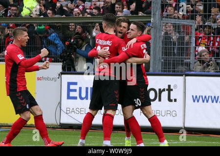 Emotionen : Torschuetze Torschütze pur, Lucas Hoeler (Freiburg) bejubelt mit Mike Frantz (Freiburg), Christian Guenter (Freiburg), Robin Koch (Freiburg) seinen 1:1 Ausgleichstreffer, 1. BL : 18-19 : 19. Sptg. - SC Freiburg vs TSG 1899 Hoffenheim DFL RÈGLEMENT INTERDIT TOUTE UTILISATION DES PHOTOGRAPHIES COMME DES SÉQUENCES D'IMAGES ET/OU QUASI-VIDÉO Foto : Joachim Hahne/johapress Banque D'Images