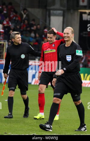 Schiedsrichterin / Refferee, Bibiana Steinhaus (Langenhagen) beim Spiel der 1. BL : 18-19 : 19. Sptg. - SC Freiburg vs TSG 1899 Hoffenheim DFL RÈGLEMENT INTERDIT TOUTE UTILISATION DES PHOTOGRAPHIES COMME DES SÉQUENCES D'IMAGES ET/OU QUASI-VIDÉO Foto : Joachim Hahne/johapress Banque D'Images