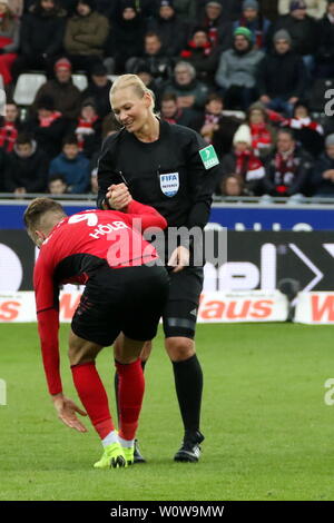 Faire Geste : Schiedsrichterin / Refferee, Bibiana Steinhaus (Langenhagen) hilft dem Gefoulten Hoeler Lucas (Freiburg) auf die Beine, 1. BL : 18-19 : 19. Sptg. - SC Freiburg vs TSG 1899 Hoffenheim DFL RÈGLEMENT INTERDIT TOUTE UTILISATION DES PHOTOGRAPHIES COMME DES SÉQUENCES D'IMAGES ET/OU QUASI-VIDÉO Foto : Joachim Hahne/johapress Banque D'Images