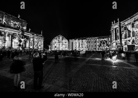 BERLIN - 07 octobre 2018 : Bebelplatz, State Opera (à gauche), la cathédrale de Saint Hedwig, l'hôtel de Rome (centre) et l'Université Humboldt faculté de droit (droit) en cas illuminations. Noir et blanc. Fête des Lumières 2018 Banque D'Images