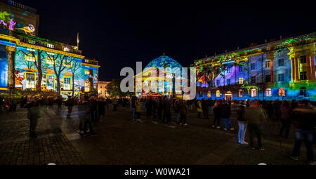 BERLIN - 07 octobre 2018 : Bebelplatz, State Opera (à gauche), la cathédrale de Saint Hedwig, l'hôtel de Rome (centre) et faculté de droit de l'université de Humboldt (droite) des illuminations. Fête des Lumières 2018 Banque D'Images