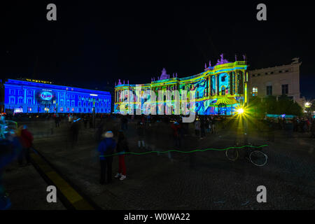 BERLIN - 07 octobre 2018 : la Bebelplatz, l'hôtel de Rome (à gauche) et faculté de droit de l'université de Humboldt (à droite) dans des illuminations. Des reflets. Fête des Lumières 2018. Banque D'Images