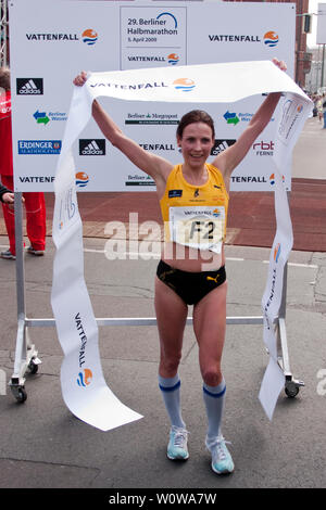 Sabrina Mockenhaupt (Mocki), la femme la plus rapide de la 29e demi-marathon de Berlin Vattenfall, participe à Let's Dance en 2019. Le 38-year-old woman est 45 fois champion allemand dans le 3000, 5000 et 10 000 mètres de long terme. Banque D'Images